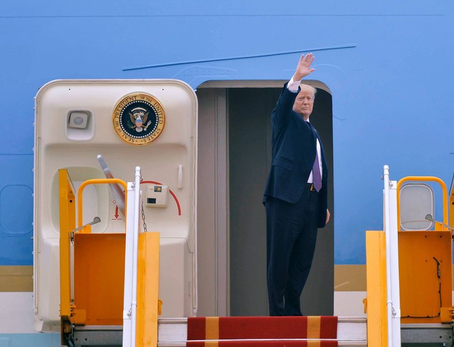 Tổng thống Mỹ lên chuyên cơ Air Force One rời sân bay Nội Bài, khép lại chuyến công du đầu tiên tới Việt Nam - Ảnh 1.