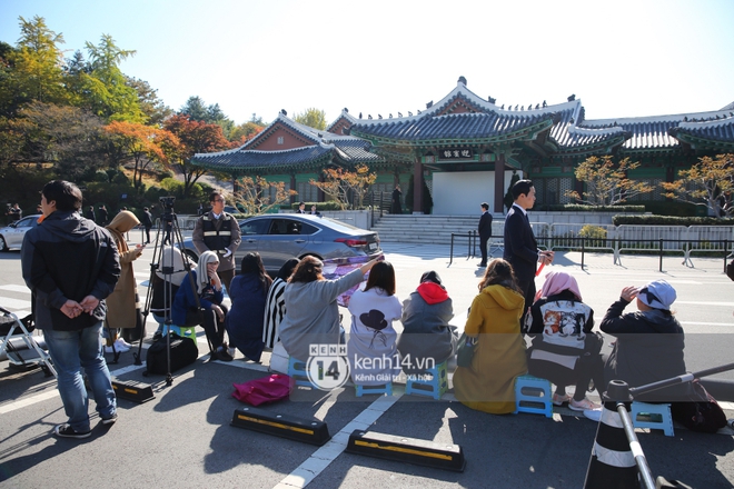 Ngay lúc này tại địa điểm tổ chức đám cưới Song - Song: Cảnh vệ thắt chặt an ninh, phóng viên vây kín sẵn sàng tác nghiệp - Ảnh 12.