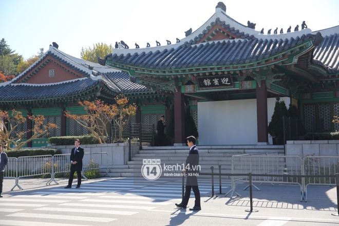 Ngay lúc này tại địa điểm tổ chức đám cưới Song - Song: Cảnh vệ thắt chặt an ninh, phóng viên vây kín sẵn sàng tác nghiệp - Ảnh 3.