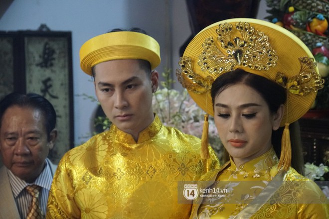 Clip: Khoảnh khắc trao nhẫn trong ngày hạnh phúc của Lâm Khánh Chi, cô dâu chú rể đeo vàng nặng trĩu cổ - Ảnh 2.