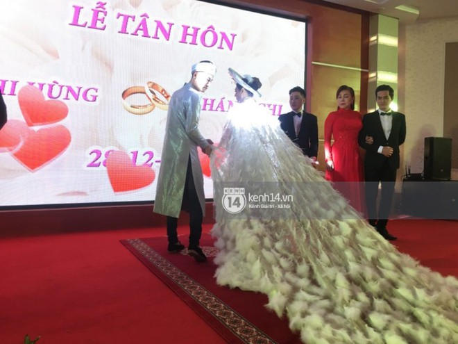 L&acirc;m Kh&aacute;nh Chi chơi lớn thay đến 5 bộ v&aacute;y t&agrave; d&agrave;i qu&eacute;t đất chẳng kh&aacute;c n&agrave;o đi thảm đỏ sự kiện trong đ&aacute;m cưới - Ảnh 9.
