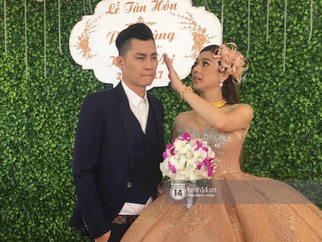 L&acirc;m Kh&aacute;nh Chi chơi lớn thay đến 5 bộ v&aacute;y t&agrave; d&agrave;i qu&eacute;t đất chẳng kh&aacute;c n&agrave;o đi thảm đỏ sự kiện trong đ&aacute;m cưới - Ảnh 6.