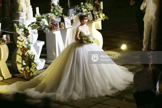 Chiếc váy to và lộng lẫy đã biến Khởi My thành công chúa trong đám cưới cổ tích với Kelvin Khánh - Ảnh 1.
