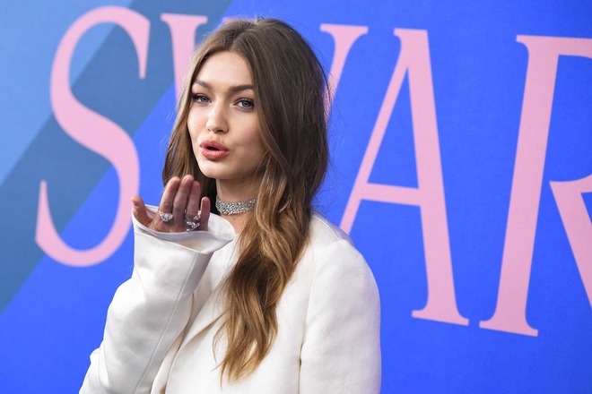 Gigi Hadid xinh đẹp, tươi trẻ hơn cả Bella trên thảm đỏ dù lớn tuổi hơn em gái - Ảnh 3.