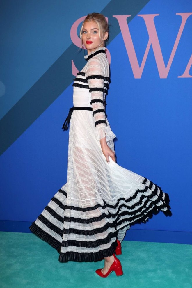 Gigi Hadid xinh đẹp, tươi trẻ hơn cả Bella tr&ecirc;n thảm đỏ d&ugrave; lớn tuổi hơn em g&aacute;i - Ảnh 26.