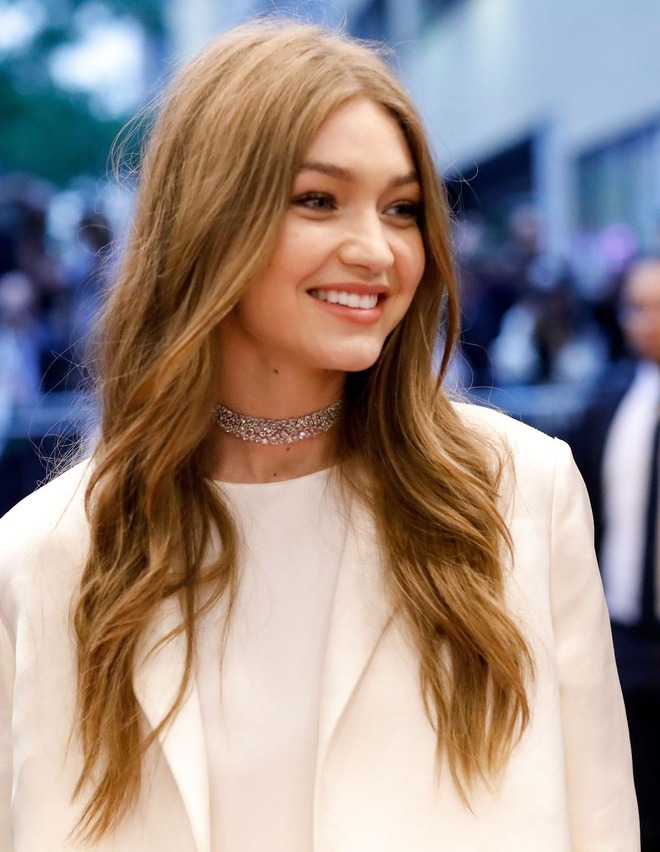 Gigi Hadid xinh đẹp, tươi trẻ hơn cả Bella trên thảm đỏ dù lớn tuổi hơn em gái - Ảnh 5.