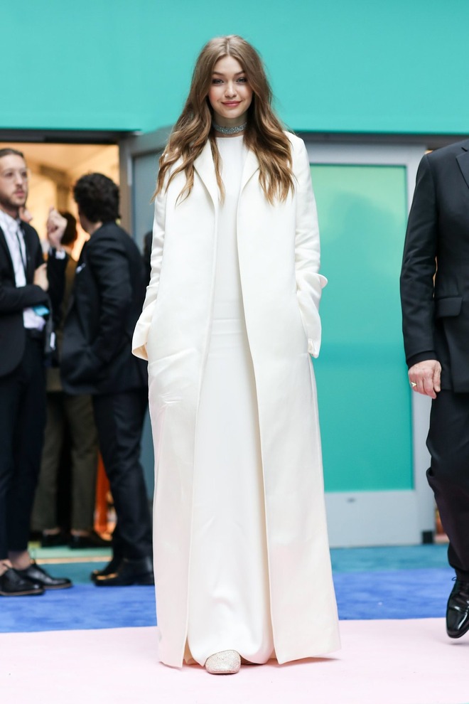 Gigi Hadid xinh đẹp, tươi trẻ hơn cả Bella tr&ecirc;n thảm đỏ d&ugrave; lớn tuổi hơn em g&aacute;i - Ảnh 4.