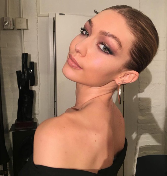 Gigi Hadid khoe vai trần chân thon, hút mọi ánh nhìn với vẻ đẹp ngày càng sắc sảo - Ảnh 3.