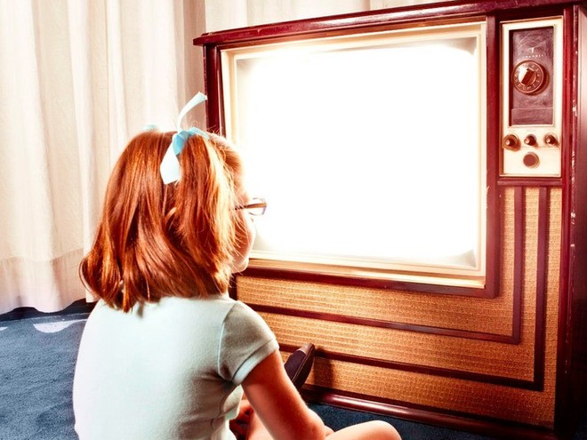 Đi tìm câu trả lời cho lời cảnh báo ám ảnh tuổi thơ: Ngồi gần TV sẽ bị hỏng mắt? - Ảnh 2.