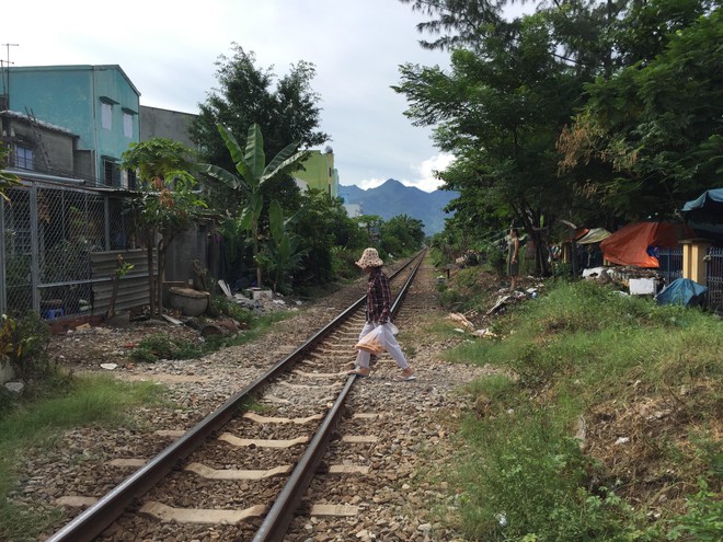 Đà Nẵng: Băng qua đường ray, cụ ông 80 tuổi bị tàu hỏa kéo lê hơn 50 mét - Ảnh 1.