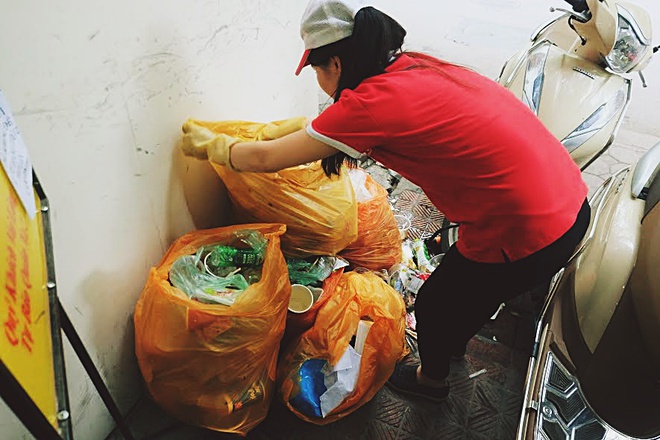 Ngao ng&aacute;n cảnh sinh vi&ecirc;n &ocirc;m chăn gối theo để ngủ, xả r&aacute;c bừa b&atilde;i trong c&aacute;c cửa h&agrave;ng tiện lợi - Ảnh 7.