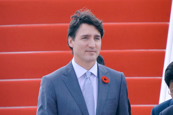 Thủ tướng Canada Justin Trudeau rạng rỡ vẫy chào khi đáp chuyến bay xuống Đà Nẵng - Ảnh 3.