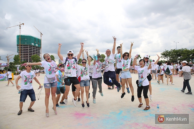 Mặc cho trời mưa lớn, h&agrave;ng ng&agrave;n bạn trẻ vẫn c&ugrave;ng nhau quẩy hết m&igrave;nh với Color Me Run 2017 tại S&agrave;i G&ograve;n! - Ảnh 1.
