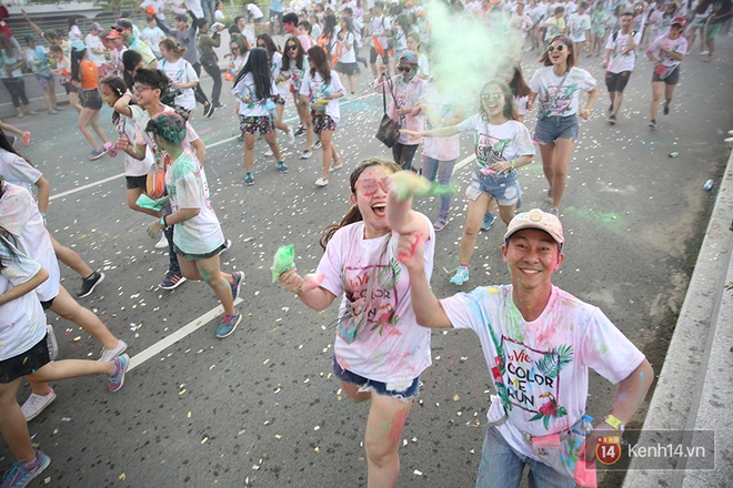 Mặc cho trời mưa lớn, h&agrave;ng ng&agrave;n bạn trẻ vẫn c&ugrave;ng nhau quẩy hết m&igrave;nh với Color Me Run 2017 tại S&agrave;i G&ograve;n! - Ảnh 15.