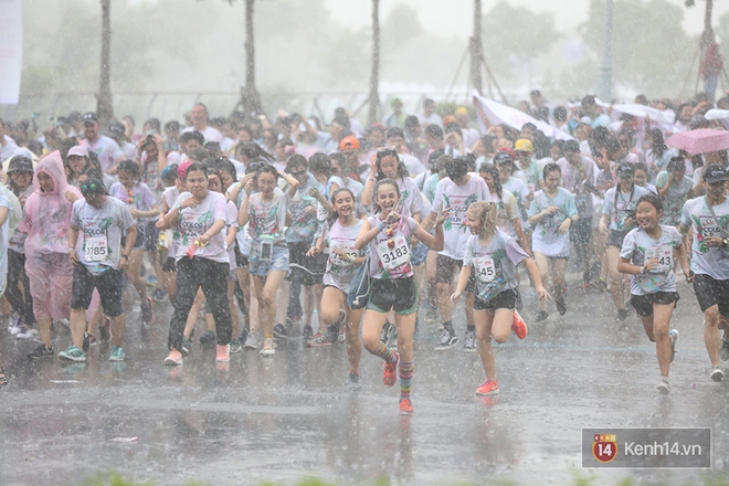 Mặc cho trời mưa lớn, hàng ngàn bạn trẻ vẫn cùng nhau quẩy hết mình với Color Me Run 2017 tại Sài Gòn! - Ảnh 23.