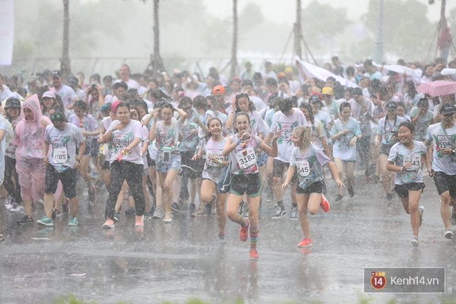 Mặc cho trời mưa lớn, h&agrave;ng ng&agrave;n bạn trẻ vẫn c&ugrave;ng nhau quẩy hết m&igrave;nh với Color Me Run 2017 tại S&agrave;i G&ograve;n! - Ảnh 23.