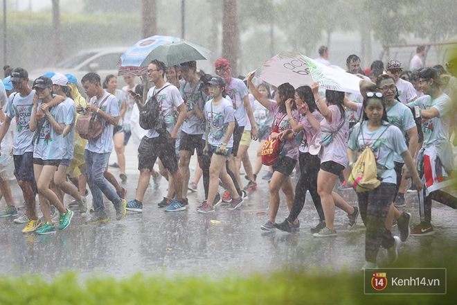 Mặc cho trời mưa lớn, hàng ngàn bạn trẻ vẫn cùng nhau quẩy hết mình với Color Me Run 2017 tại Sài Gòn! - Ảnh 24.