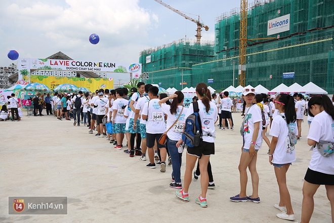 Mặc cho trời mưa lớn, h&agrave;ng ng&agrave;n bạn trẻ vẫn c&ugrave;ng nhau quẩy hết m&igrave;nh với Color Me Run 2017 tại S&agrave;i G&ograve;n! - Ảnh 2.
