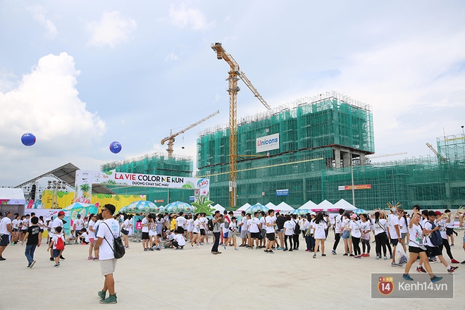 Mặc cho trời mưa lớn, hàng ngàn bạn trẻ vẫn cùng nhau quẩy hết mình với Color Me Run 2017 tại Sài Gòn! - Ảnh 3.