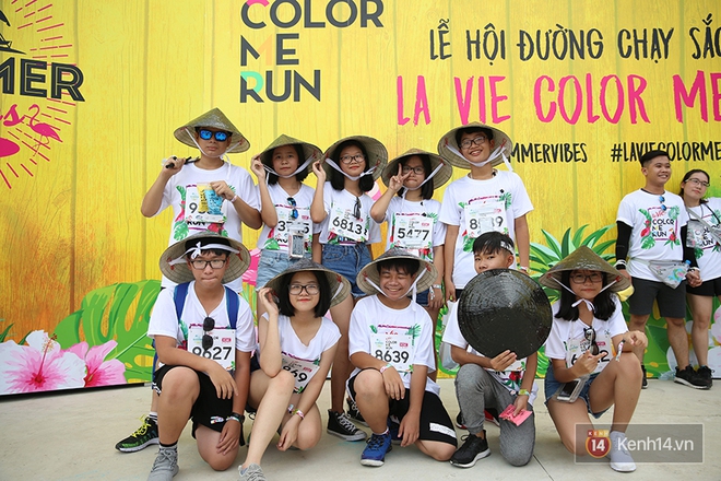 Mặc cho trời mưa lớn, h&agrave;ng ng&agrave;n bạn trẻ vẫn c&ugrave;ng nhau quẩy hết m&igrave;nh với Color Me Run 2017 tại S&agrave;i G&ograve;n! - Ảnh 4.