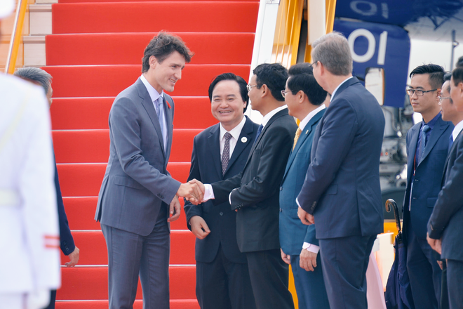 Thủ tướng Canada Justin Trudeau rạng rỡ vẫy chào khi đáp chuyến bay xuống Đà Nẵng - Ảnh 4.