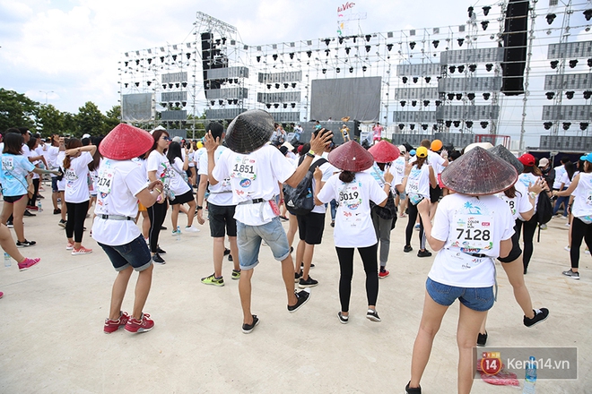 Mặc cho trời mưa lớn, h&agrave;ng ng&agrave;n bạn trẻ vẫn c&ugrave;ng nhau quẩy hết m&igrave;nh với Color Me Run 2017 tại S&agrave;i G&ograve;n! - Ảnh 6.