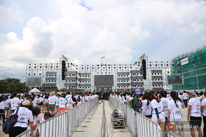 Mặc cho trời mưa lớn, h&agrave;ng ng&agrave;n bạn trẻ vẫn c&ugrave;ng nhau quẩy hết m&igrave;nh với Color Me Run 2017 tại S&agrave;i G&ograve;n! - Ảnh 7.