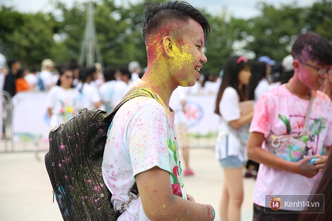 Mặc cho trời mưa lớn, hàng ngàn bạn trẻ vẫn cùng nhau quẩy hết mình với Color Me Run 2017 tại Sài Gòn! - Ảnh 16.