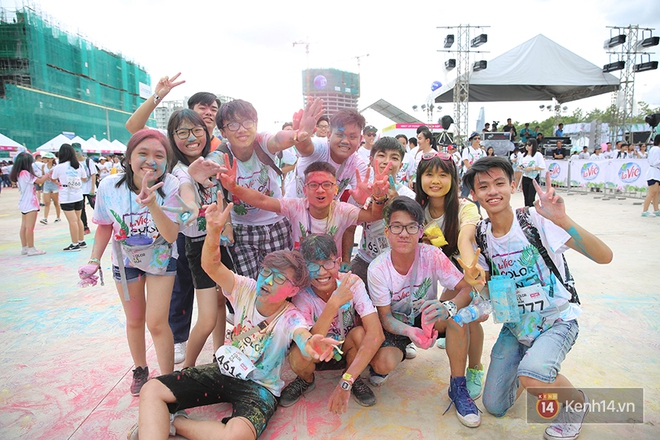 Mặc cho trời mưa lớn, hàng ngàn bạn trẻ vẫn cùng nhau quẩy hết mình với Color Me Run 2017 tại Sài Gòn! - Ảnh 17.