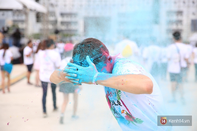 Mặc cho trời mưa lớn, hàng ngàn bạn trẻ vẫn cùng nhau quẩy hết mình với Color Me Run 2017 tại Sài Gòn! - Ảnh 19.