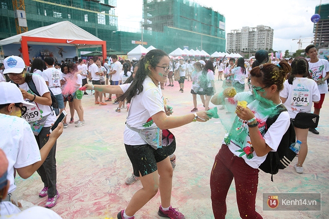 Mặc cho trời mưa lớn, h&agrave;ng ng&agrave;n bạn trẻ vẫn c&ugrave;ng nhau quẩy hết m&igrave;nh với Color Me Run 2017 tại S&agrave;i G&ograve;n! - Ảnh 21.