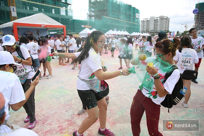 Mặc cho trời mưa lớn, hàng ngàn bạn trẻ vẫn cùng nhau quẩy hết mình với Color Me Run 2017 tại Sài Gòn! - Ảnh 21.