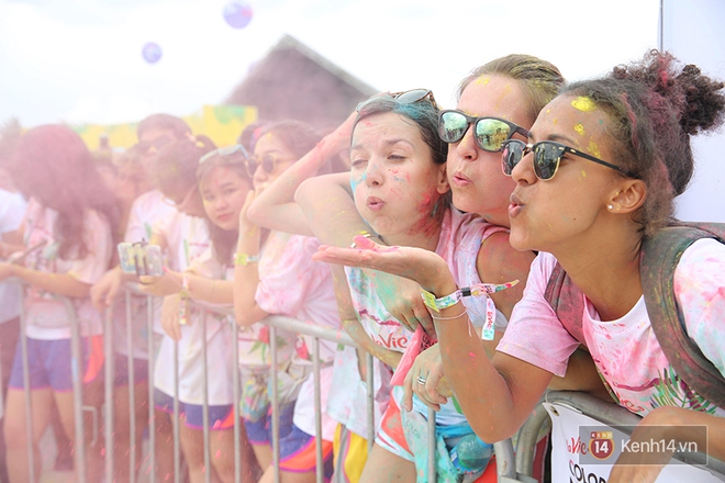 Mặc cho trời mưa lớn, h&agrave;ng ng&agrave;n bạn trẻ vẫn c&ugrave;ng nhau quẩy hết m&igrave;nh với Color Me Run 2017 tại S&agrave;i G&ograve;n! - Ảnh 8.