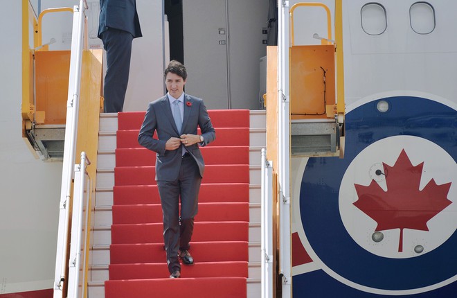 Thủ tướng Canada Justin Trudeau rạng rỡ vẫy chào khi đáp chuyến bay xuống Đà Nẵng - Ảnh 2.