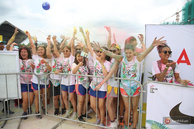 Mặc cho trời mưa lớn, hàng ngàn bạn trẻ vẫn cùng nhau quẩy hết mình với Color Me Run 2017 tại Sài Gòn! - Ảnh 9.