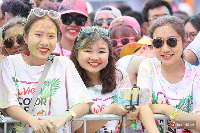 Mặc cho trời mưa lớn, hàng ngàn bạn trẻ vẫn cùng nhau quẩy hết mình với Color Me Run 2017 tại Sài Gòn! - Ảnh 10.