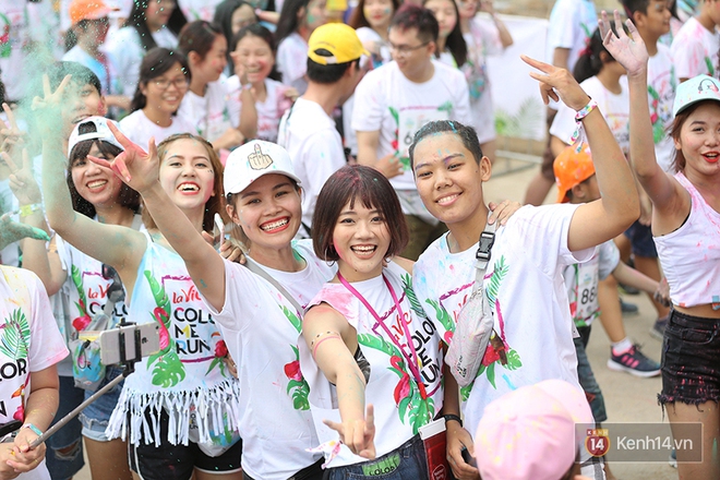 Mặc cho trời mưa lớn, hàng ngàn bạn trẻ vẫn cùng nhau quẩy hết mình với Color Me Run 2017 tại Sài Gòn! - Ảnh 11.