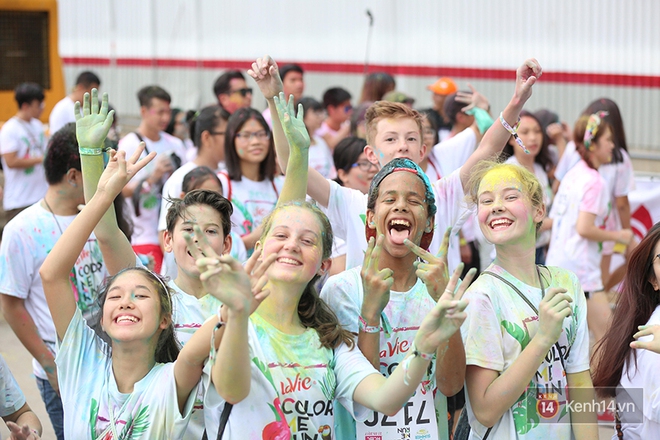Mặc cho trời mưa lớn, hàng ngàn bạn trẻ vẫn cùng nhau quẩy hết mình với Color Me Run 2017 tại Sài Gòn! - Ảnh 12.