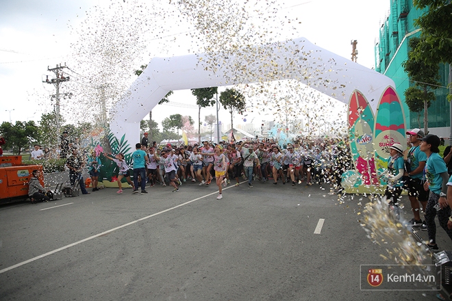 Mặc cho trời mưa lớn, hàng ngàn bạn trẻ vẫn cùng nhau quẩy hết mình với Color Me Run 2017 tại Sài Gòn! - Ảnh 13.