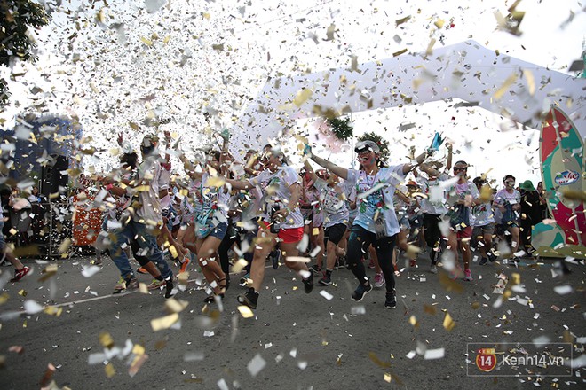 Mặc cho trời mưa lớn, h&agrave;ng ng&agrave;n bạn trẻ vẫn c&ugrave;ng nhau quẩy hết m&igrave;nh với Color Me Run 2017 tại S&agrave;i G&ograve;n! - Ảnh 14.