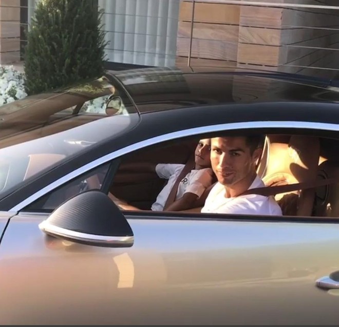 Ronaldo chở con trai trên siêu xe mới sắm có giá 67 tỷ đồng - Ảnh 2.