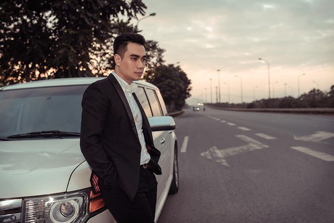 Đời được mấy qu&yacute; &ocirc;ng như Việt Anh, vừa vẩy sợi l&ocirc;ng m&agrave;y vẫn ngạo nghễ đi sự kiện - Ảnh 4.