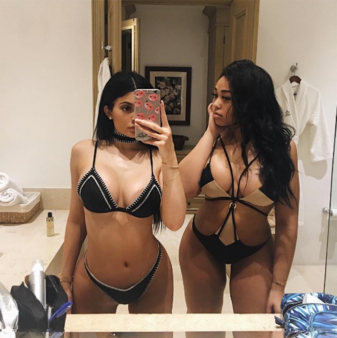 Muốn có những bức ảnh du lịch sexy và sang chảnh nhất, hãy học hỏi ngay chị em Kardashian! - Ảnh 17.