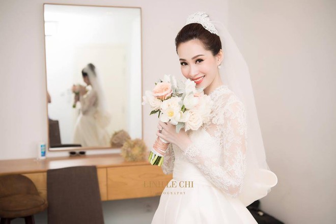 Tương xứng với thần ti&ecirc;n tỷ tỷ, v&aacute;y cưới của Hoa hậu Đặng Thu Thảo đ&iacute;nh cả ng&agrave;n vi&ecirc;n pha l&ecirc;! - Ảnh 4.
