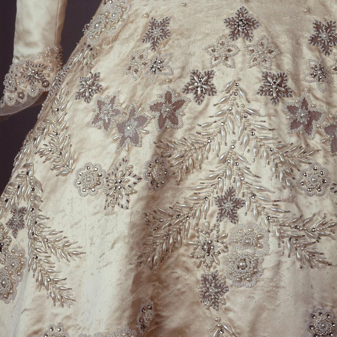 Ít ai ngờ rằng Nữ hoàng Elizabeth II đã phải gom góp tem phiếu để có thể may chiếc váy cưới lộng lẫy của mình - Ảnh 3.