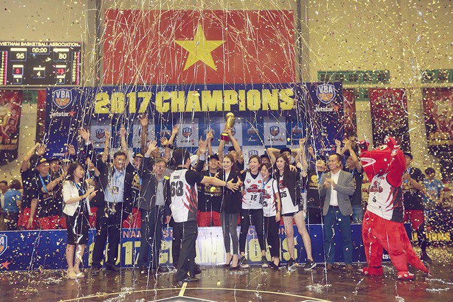 Thang Long Warriors đánh bại Cantho Catfish vô địch VBA 2017 by Jetstar - Ảnh 1.