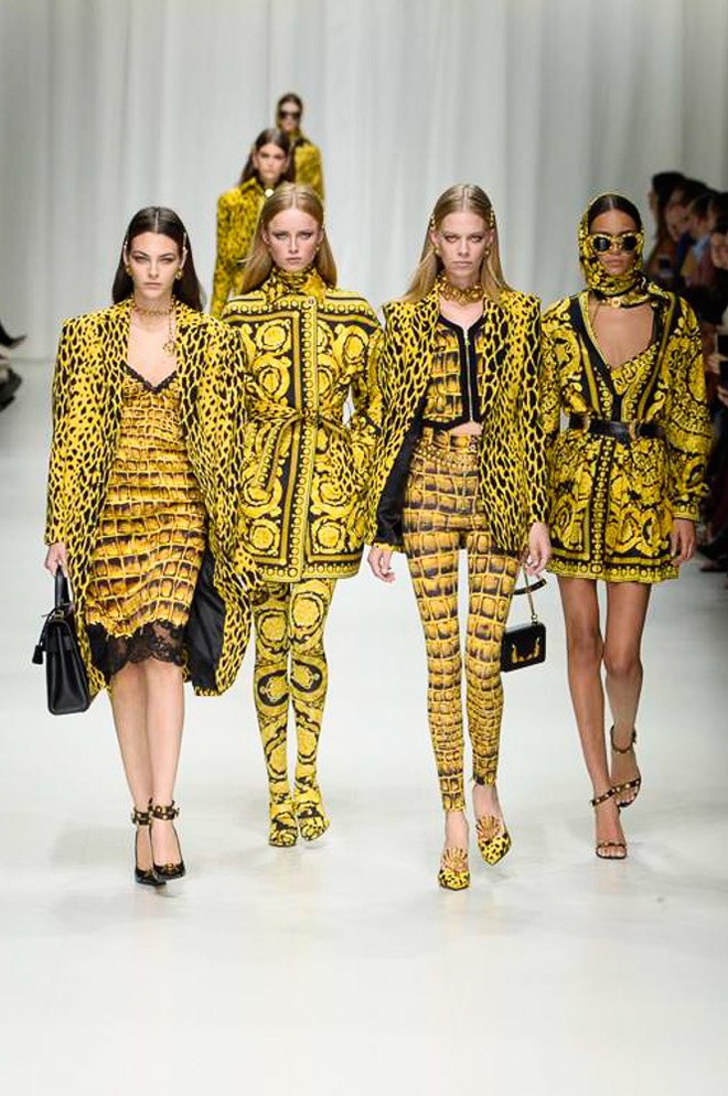 Hội chị em bạn d&igrave; si&ecirc;u mẫu huyền thoại từ thời bố mẹ m&igrave;nh đ&atilde; quy tụ đầy đủ tr&ecirc;n s&agrave;n diễn Versace - Ảnh 9.