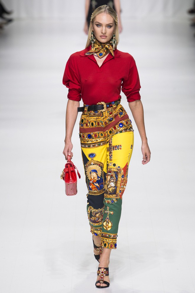 Hội chị em bạn d&igrave; si&ecirc;u mẫu huyền thoại từ thời bố mẹ m&igrave;nh đ&atilde; quy tụ đầy đủ tr&ecirc;n s&agrave;n diễn Versace - Ảnh 13.