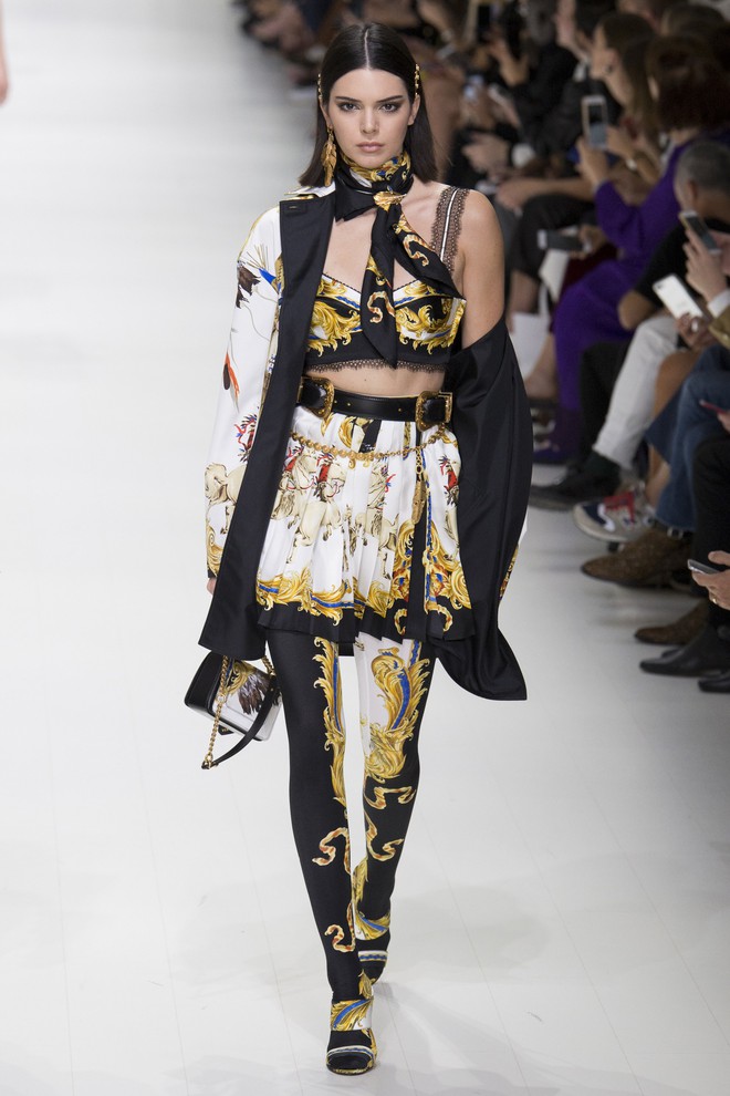 Hội chị em bạn d&igrave; si&ecirc;u mẫu huyền thoại từ thời bố mẹ m&igrave;nh đ&atilde; quy tụ đầy đủ tr&ecirc;n s&agrave;n diễn Versace - Ảnh 14.