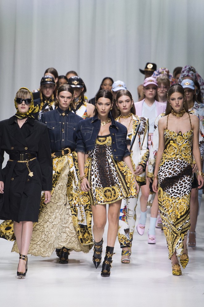 Hội chị em bạn d&igrave; si&ecirc;u mẫu huyền thoại từ thời bố mẹ m&igrave;nh đ&atilde; quy tụ đầy đủ tr&ecirc;n s&agrave;n diễn Versace - Ảnh 16.